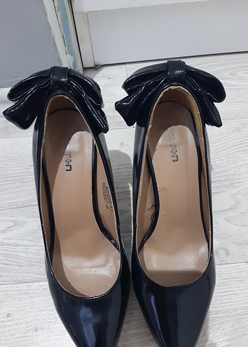 37 Beden Tokalı Siyah Rugan Stiletto