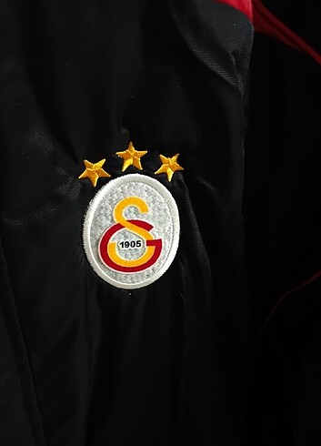 52 Beden siyah Renk Orjinal Adidas mont.Çok kaliteli gs Store'dan alınmıstır.