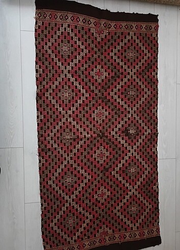 El dokuması kilim,antika,bitki ve kök boyalarla yapılmış.