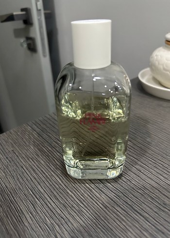 Kadın Parfümü Şişesi Beyaz Kapaklı
