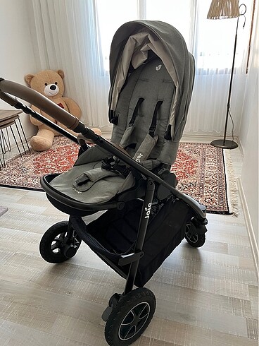 Joie Versatrax Çift yönlü bebek arabası.