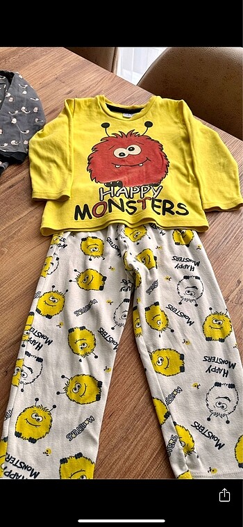 Diğer 2 adet pijama takımı