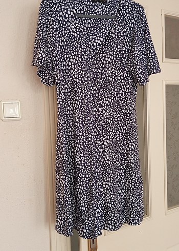 V Yaka Mavi Batik Desenli Midi Elbise