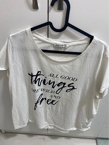 Beyaz yazılı T-shirt