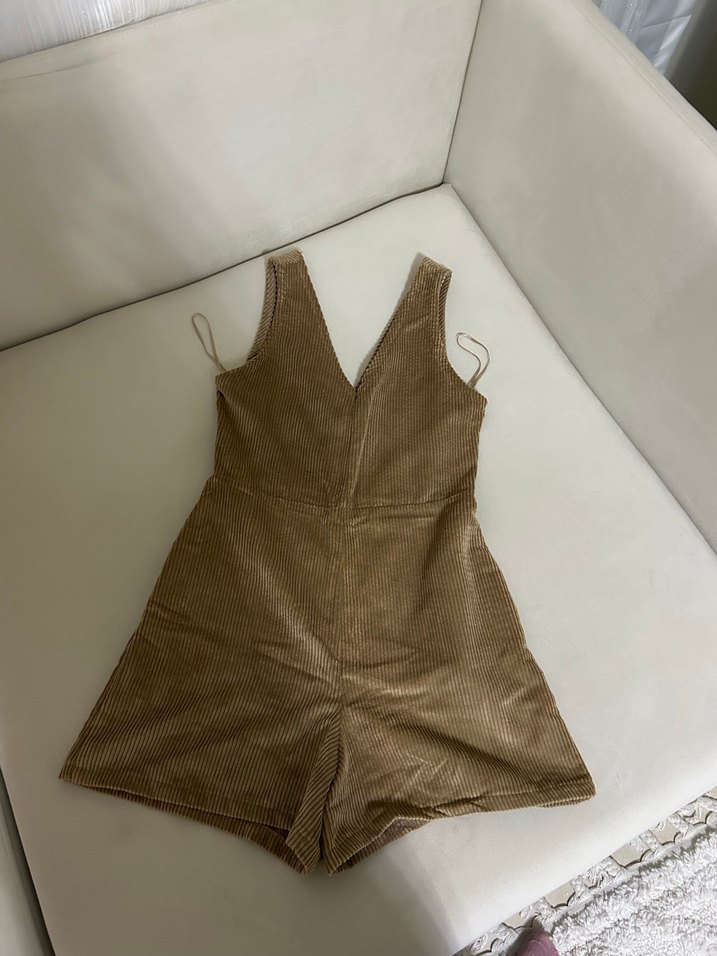 Bej Süet V Yakalı Kolsuz Tulum - Görsel 3