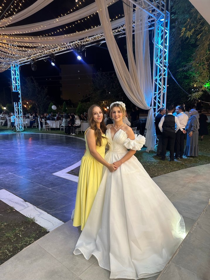 Sarı Uzun Elbise, Klasik ve Modern - Görsel 4