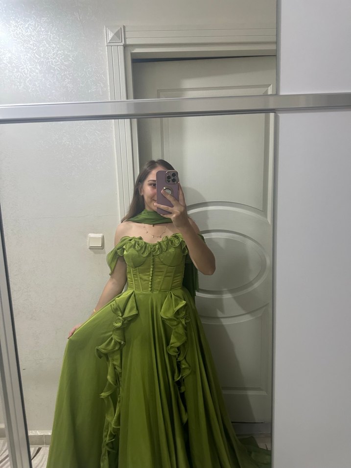 Yeşil Straplez Fırfırlı Uzun Abiye Elbise - Görsel 3