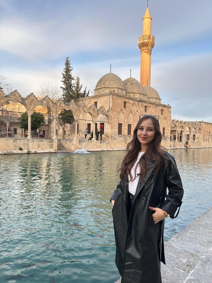 Kadın Siyah Deri Kuşaklı Uzun Trençkot - Görsel 4