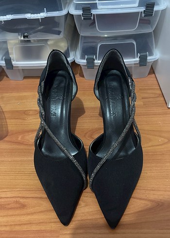 Siyah Yılan Desenli Tokalı Stiletto