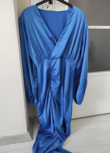 l Beden mavi Renk Mavi saten drapeli yırtmaçlı elbise