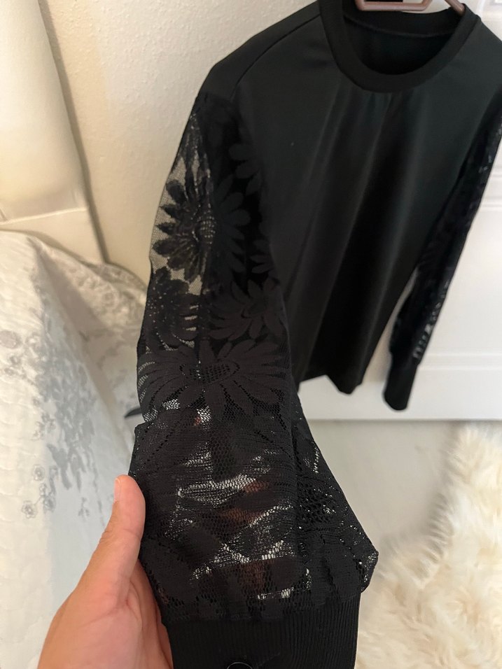 Dantel Detaylı Siyah Yüksek Yakalı Bluz - Görsel 2