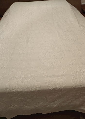 Taç Beyaz Parlak Düz Desenli Yatak Örtüsü