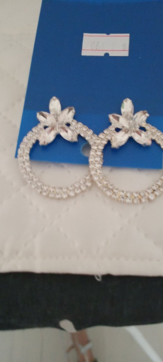 Kısa Beyaz İşlemeli Payetli Küpe - Görsel 2