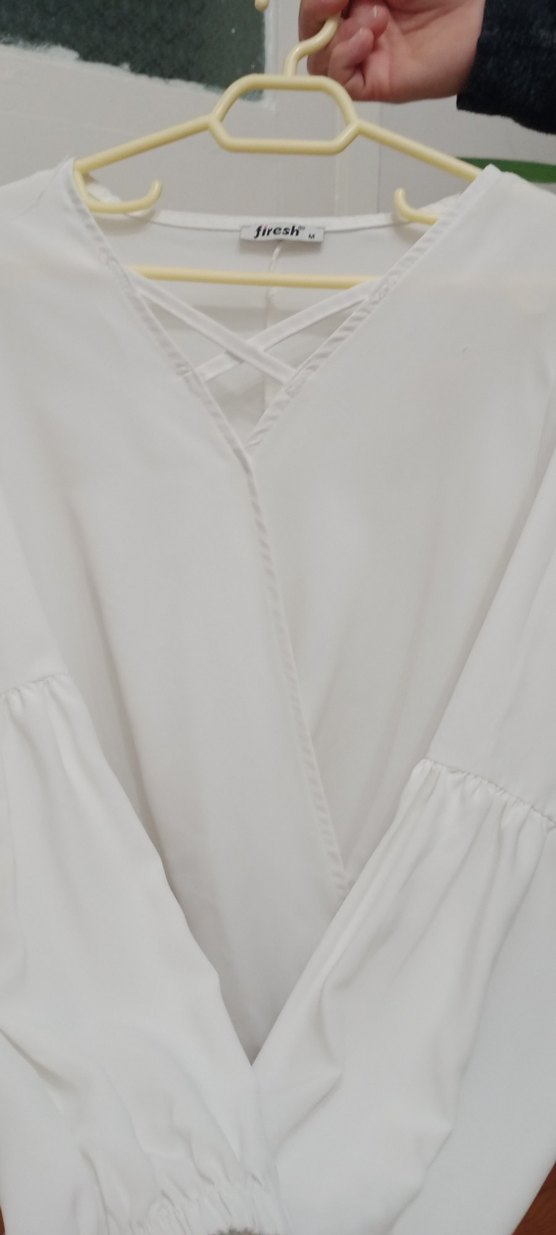 Beyaz V Yaka Askılı  Bluz - Görsel 3