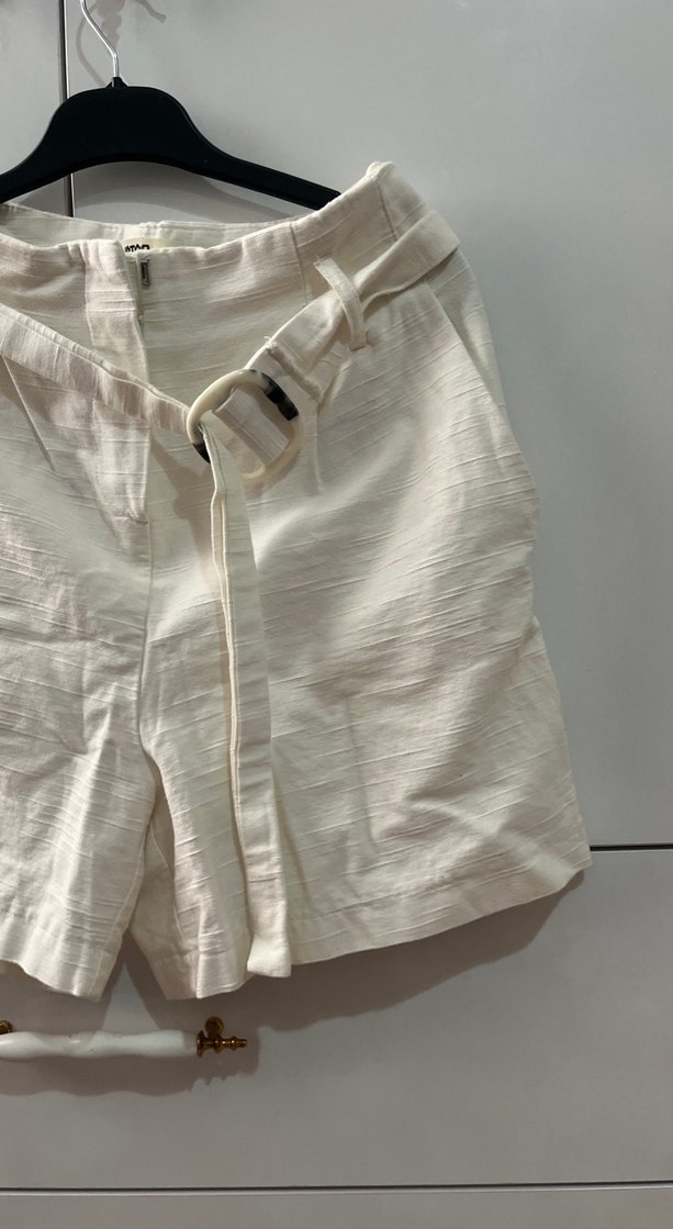 Beyaz Kemerli Keten Mini Şort - Görsel 3