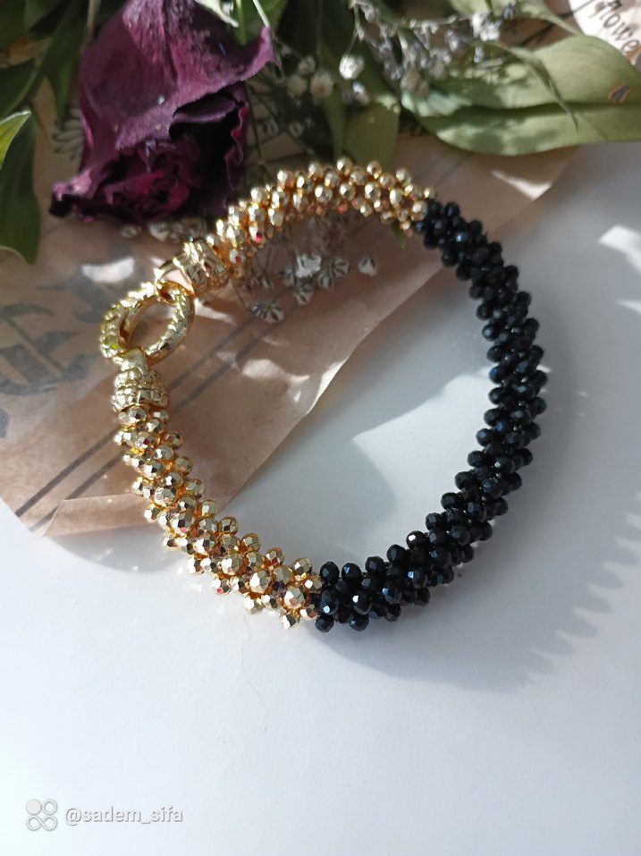 Altın ve Siyah Boncuklu Bileklik - Görsel 3