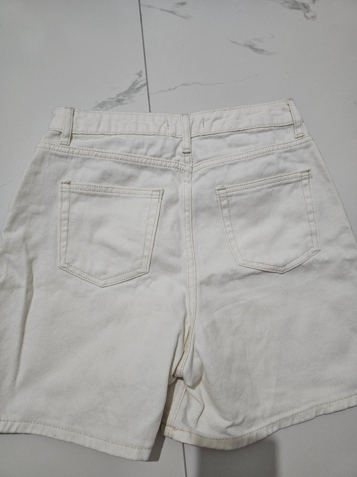 Kadın Beyaz Pamuklu Mini Kot Şort - Görsel 3