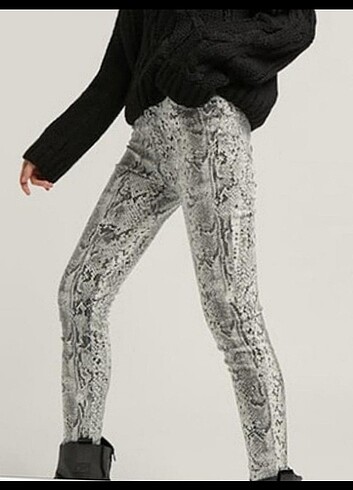Stradivarius Yılan desen jean