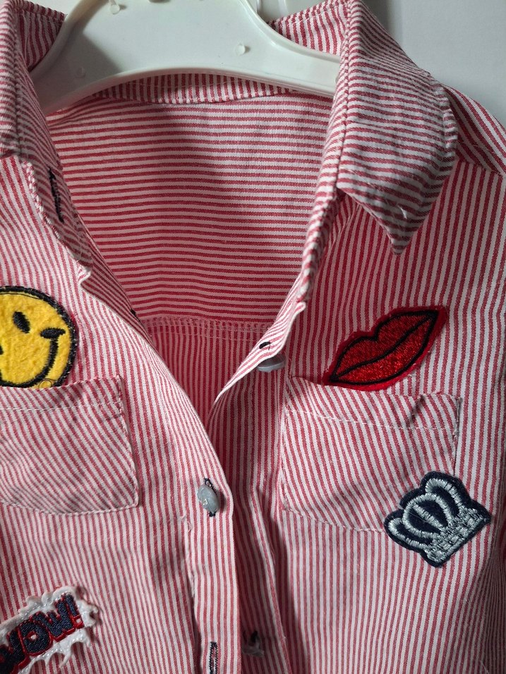 Kız Çocuk Nakışlı Kırmızı Düğmeli Yelek - Görsel 2