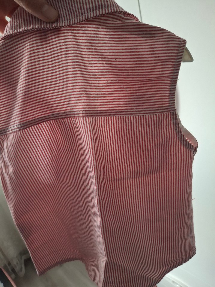 Kız Çocuk Nakışlı Kırmızı Düğmeli Yelek - Görsel 4