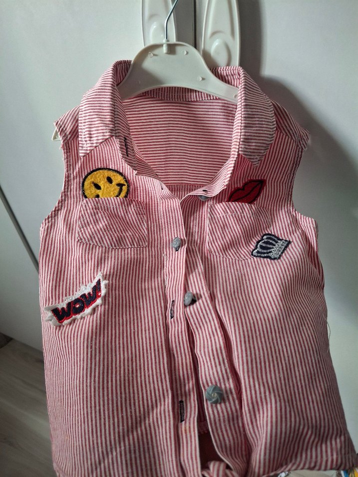 Kız Çocuk Nakışlı Kırmızı Düğmeli Yelek - Görsel 3