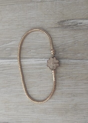 Beden Gold Renk Zirkon Taşlı Yonca Charm Model Pirinç Kadın Bileklik