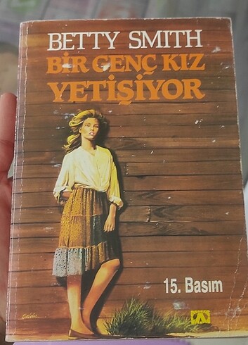 Bir genç kız yetişiyor