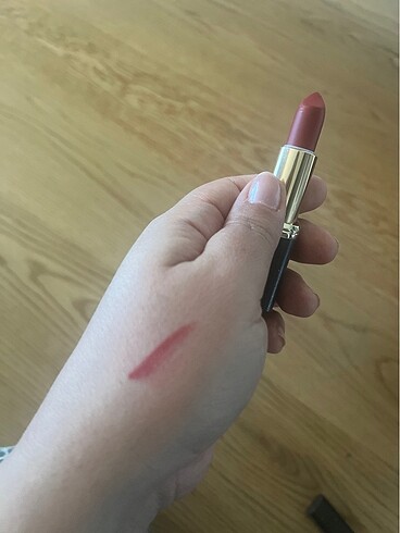 Beden kırmızı Renk Loreal ruj