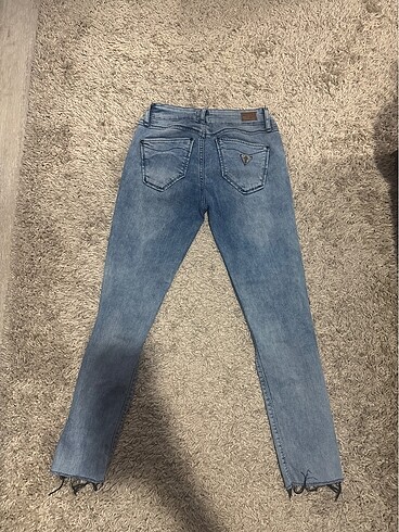28 Beden mavi Renk Guess yırtık kot pantolon