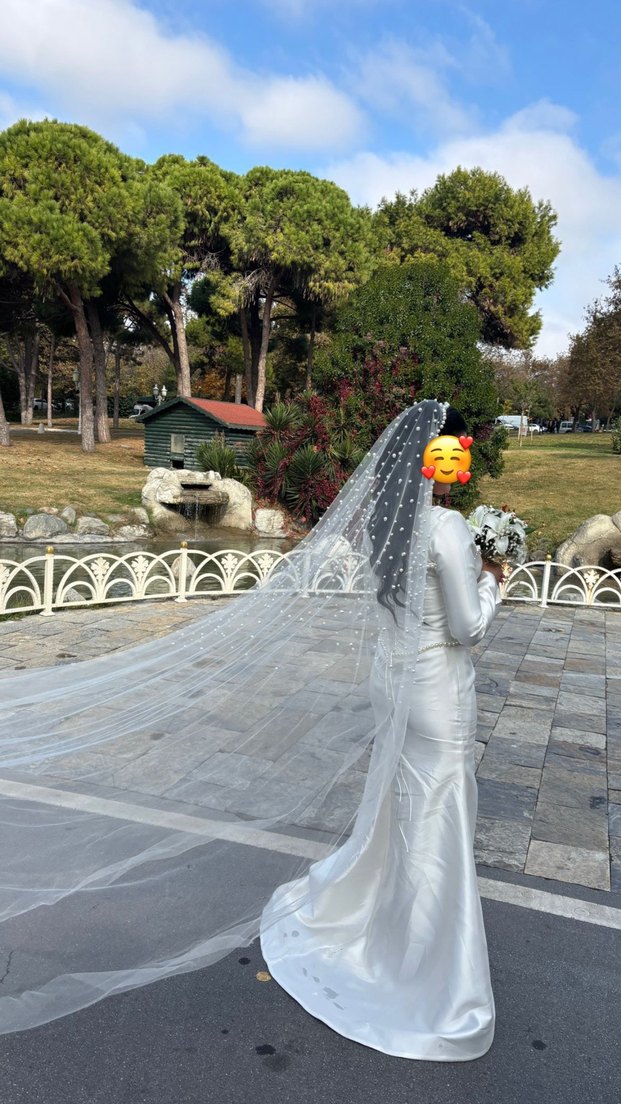 Uzun Kollu Yüksek Yakalı Beyaz Düz Gelinlik - Görsel 2