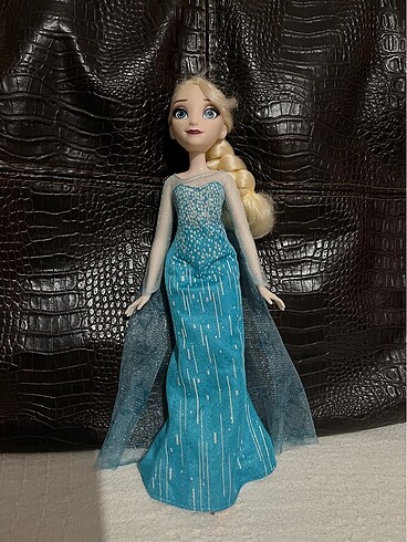Elsa oyuncak bebek