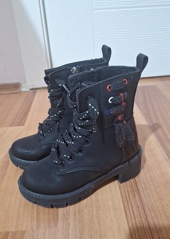 29 Beden Siyah Nakışlı kız çocuk botu