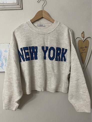 New York Yazılı Ekru Crop Kazak