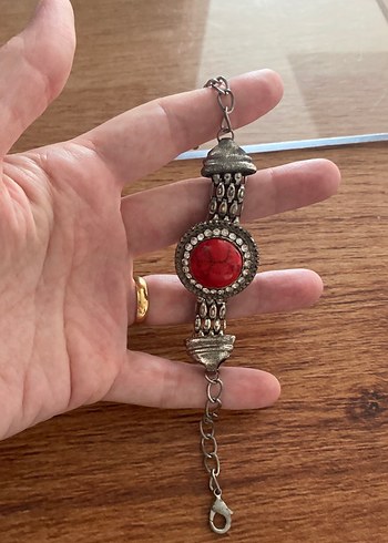 Kırmızı Taşlı Zincir Detaylı Bohem Bileklik