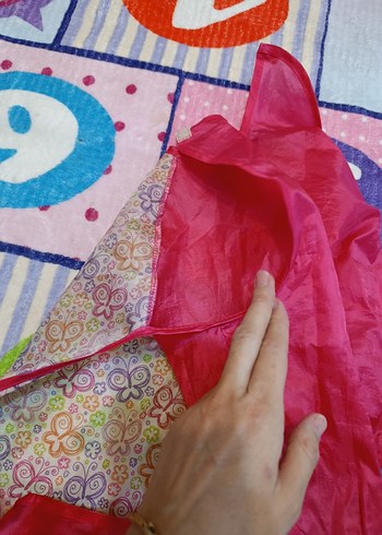 Kelebek Desenli Renkli Çocuk Önlüğü - Görsel 4