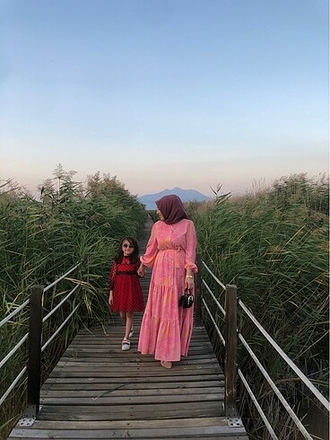 Çok çok az giyildi başka model elbise alacağım için satışa sundu
