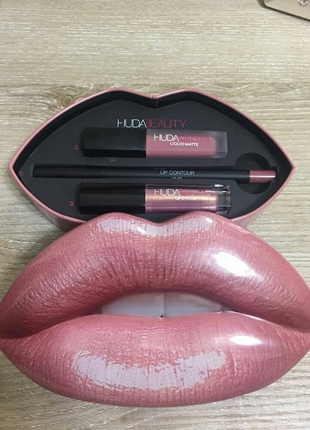Huda Beauty Contour&Strobe; Lip Set 