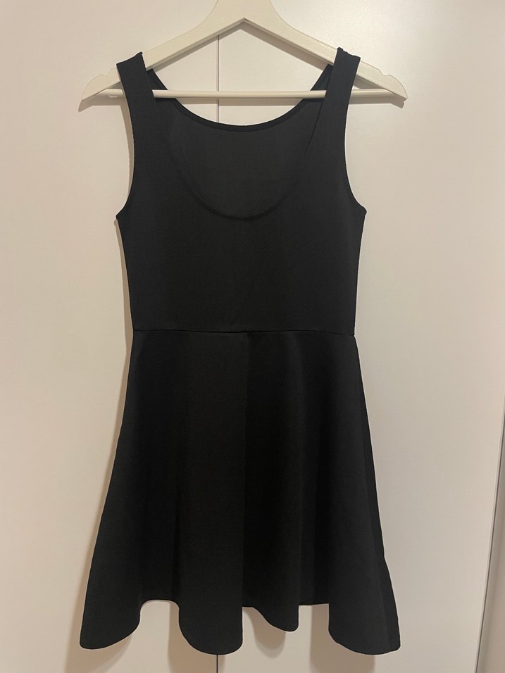 Siyah V Yaka Kolsuz Kız Elbisesi - Görsel 2