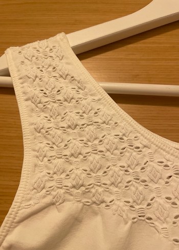 Dantel Detaylı Bej V Yakalı Kadın Atlet - Görsel 2