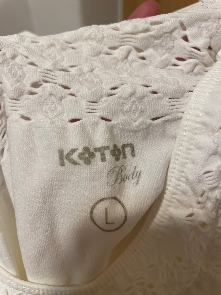 Dantel Detaylı Bej V Yakalı Kadın Atlet - Görsel 4