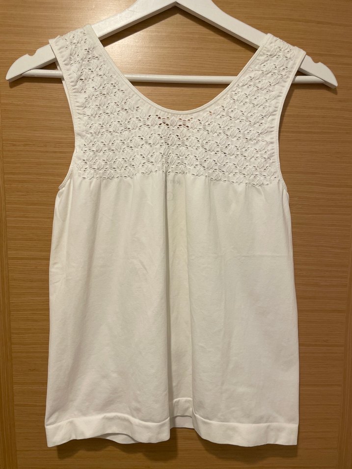 Dantel Detaylı Bej V Yakalı Kadın Atlet - Görsel 3