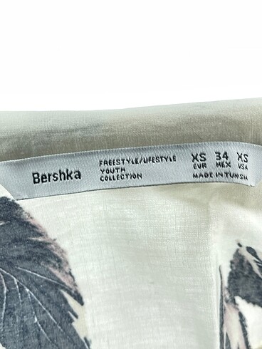 xs Beden çeşitli Renk Bershka Gömlek %70 İndirimli.