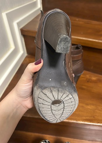 Kemer Detaylı Kahverengi Deri Kadın Dolgu Topuk Bot - Görsel 5