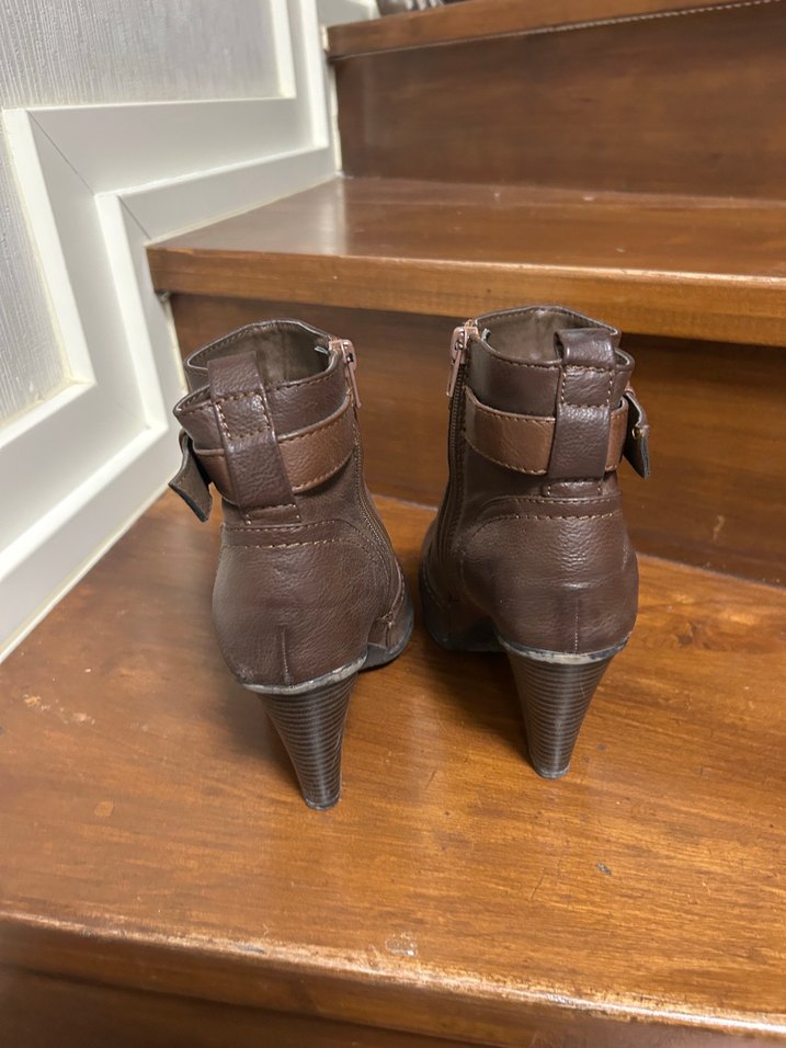 Kemer Detaylı Kahverengi Deri Kadın Dolgu Topuk Bot - Görsel 3