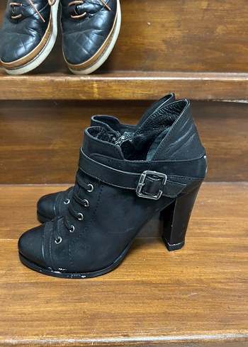 Siyah Süet Tokalı Dolgu Topuklu Kadın Bot - Görsel 2