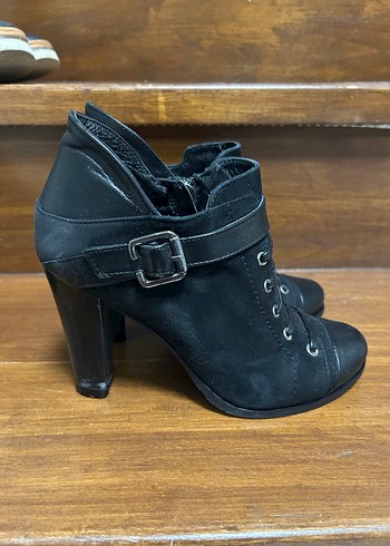 Siyah Süet Tokalı Dolgu Topuklu Kadın Bot - Görsel 3