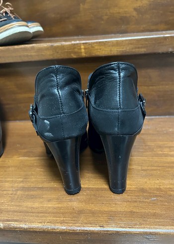 Siyah Süet Tokalı Dolgu Topuklu Kadın Bot - Görsel 4