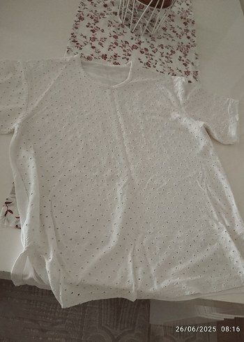 Dantel Detaylı Beyaz Tişört