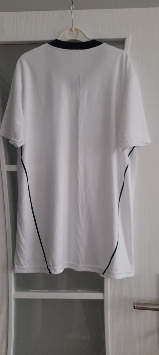 Beyaz V Yaka Erkek Spor Forması - Görsel 4