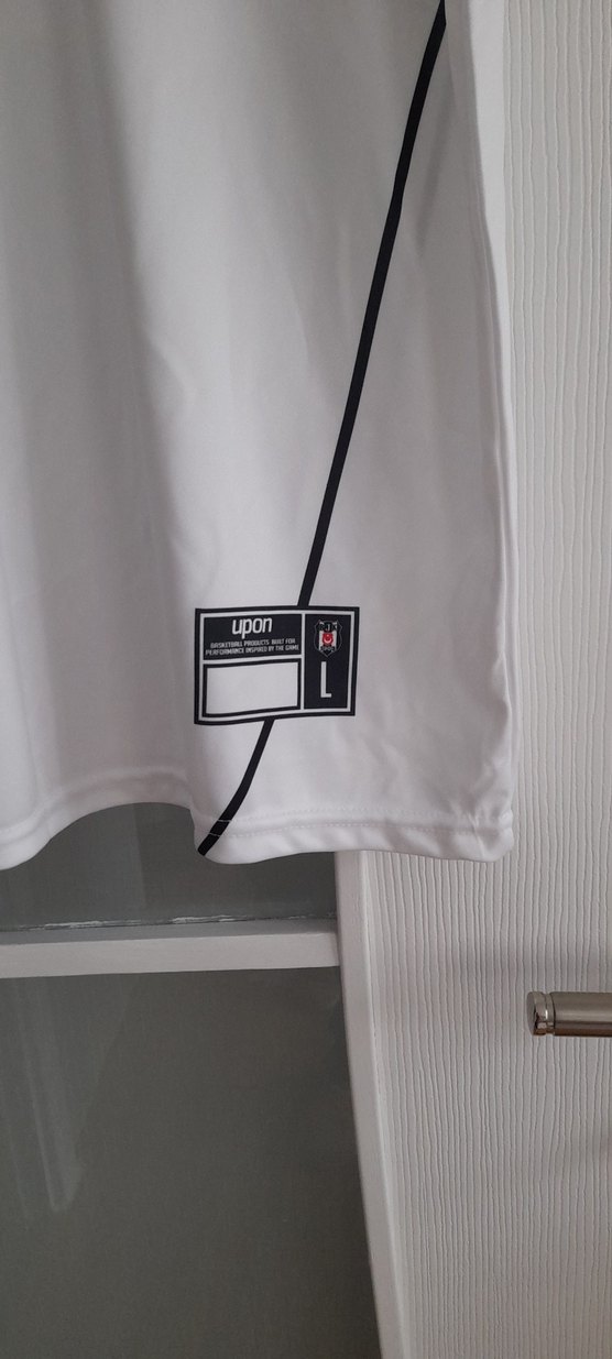 Beyaz V Yaka Erkek Spor Forması - Görsel 3